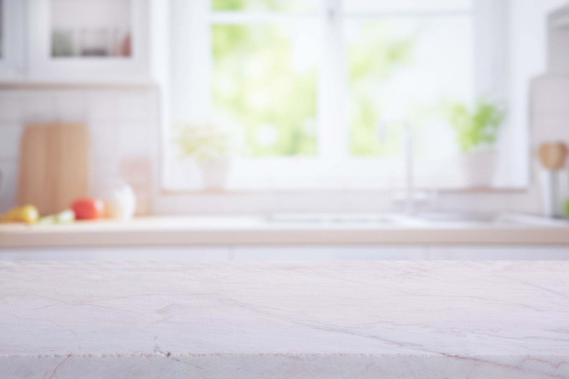 Enfoque selectivo. Fondo de exhibición de productos de elegancia con tapa de mármol con jardín de ventana de pared de cocina en mostrador morning.minimal